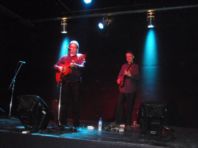 Ruper Ordorika y el guitarrista Dani Pérez durante el concierto organizado el pasado jueves por Euskaltzaleak de Buenos Aires en el Centro Cultural 'Plaza Defensa' de la capital argentina (foto EuskalKultura.com)